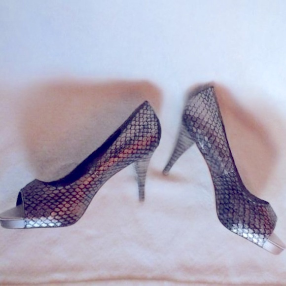 NWOT Designer Bourne Gold and Black Peep Toe Pump - Picture 1 of 7